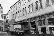 848398 Gezicht op de voorgevel van de melkfabriek van de N.V. Vereenigde Melkbedrijven (Boterstraat 18) te Utrecht.